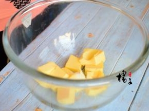 黄油提前从冰箱取出来，室温软化至软，用手指一按就会有一个小坑
