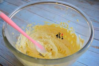 先粗略搅拌一下