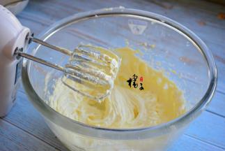 然后再启动打蛋器打发至蓬松发白的状态