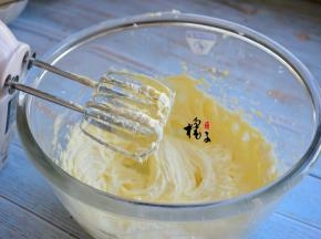 然后再启动打蛋器打发至蓬松发白的状态