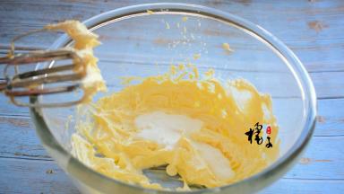 加入淡奶油，淡奶油不要一次性全都倒进黄油中，每次都要打发均匀再加下一次淡奶油