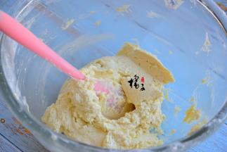 筛入低筋面粉,一定要过筛哦，这样做的曲奇才够细腻，翻拌均匀，不要过度搅拌，感觉没有干面粉就可以了