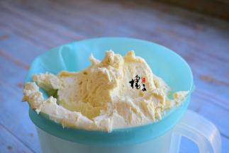 装入裱花袋，裱花袋别忘了放裱花嘴，我用的是中号的八齿裱花嘴