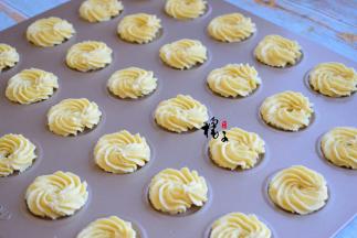 挤在烤盘上，其实曲奇的形状有很多种，我挤的这个是见到比较多的曲奇形状