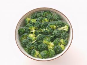 西兰花切小朵，泡盐水一会。