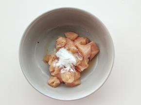 鸡胸肉洗干净，去油脂、筋膜，用厨房纸吸干水分，切块，加盐、料酒、现磨黑胡椒粉、玉米淀粉，用手抓匀，腌制半个小时。