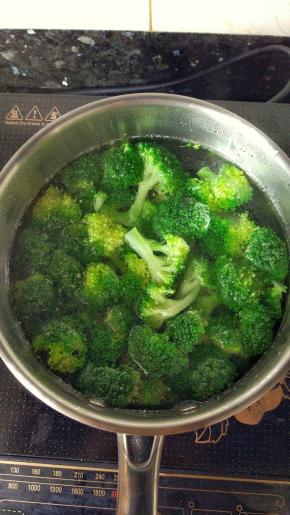 烧锅热水，西兰花倒进去，加点盐或者植物油，焯下西兰花，颜色变翠绿即可，捞出来泡凉水里，炒之前沥干水分。