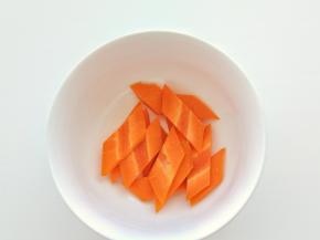 胡萝卜切片，蒜切片。