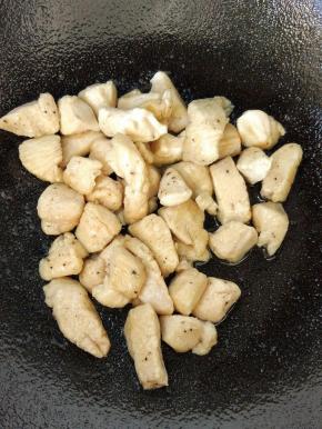 锅烧热放油，放鸡胸肉块，炒至颜色变色即可，盛出来备用。