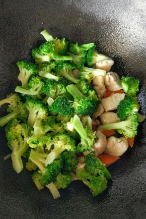 加鸡胸肉和西兰花。