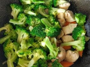 加鸡胸肉和西兰花。