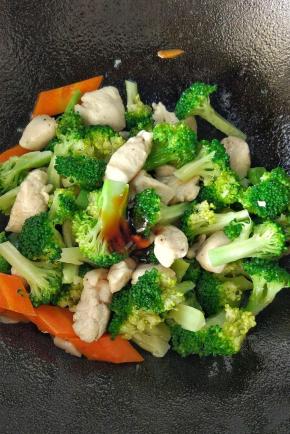 加耗油和糖，翻炒均匀。