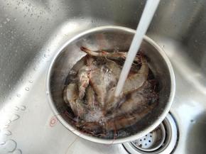 直接冷水冲洗干净即可。