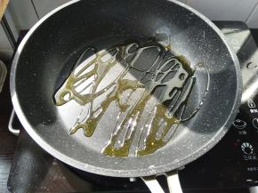 锅里淋少许油热锅。