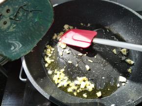 先加入姜末、蒜末炒香。