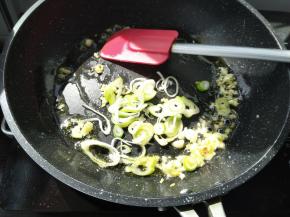 再加入葱段翻炒几下。