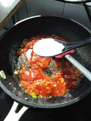 一大勺白糖，炒匀。