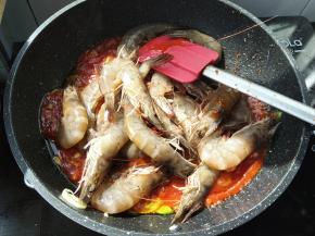 倒入洗净沥水的虾。