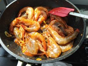 翻炒均匀，让每个虾都沾上酱料。