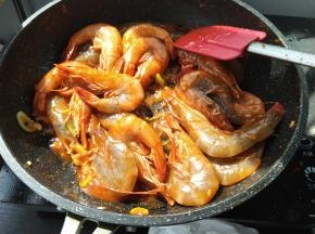 翻炒均匀，让每个虾都沾上酱料。
