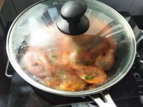 最后倒入100g清水，盖上锅盖大火焖五分钟。