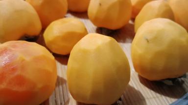 用刨皮刀把皮削掉，注意柿子蒂不要掰掉