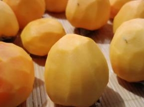 用刨皮刀把皮削掉，注意柿子蒂不要掰掉