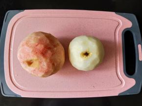 水蜜桃去皮。