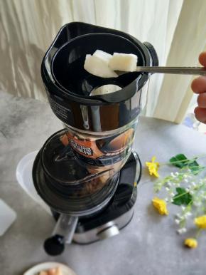 然后把雪梨放入原汁机