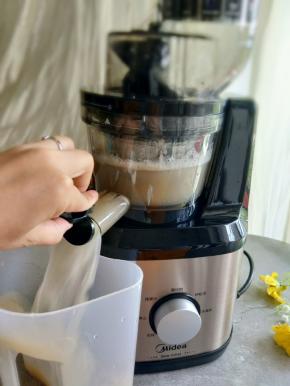 启动原汁机，一下子就可以喝到清爽的果汁了