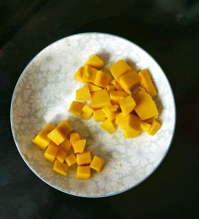 把芒果切成小块。