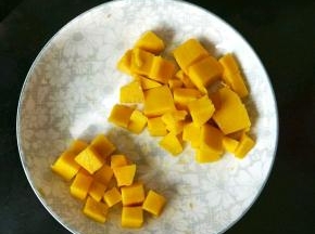 把芒果切成小块。