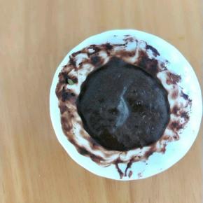 取少许可可粉加入一点点酸奶，化开。