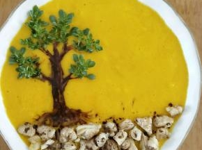 然后在树枝上摆几根小米草。