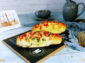 也可以放整根香肠在面包胚中间。