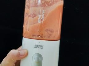 西红柿洗干净，在顶部切个十字，然后用热水泡几分钟，去皮后放入果汁机打细腻。