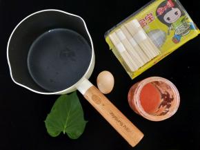 同时准备好其他食材，西红柿汁只拿一半就好。