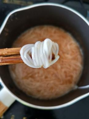 煮到面条还有一点点白心。