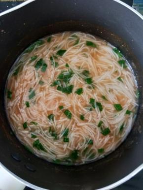 加入红薯叶和几滴食用油，再煮片刻。