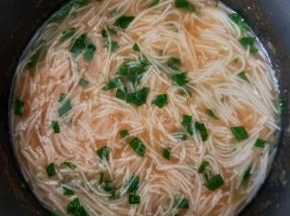 加入红薯叶和几滴食用油，再煮片刻。