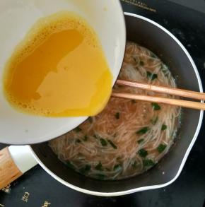 最后加入鸡蛋和一丢丢盐调味，煮到鸡蛋熟即可出锅。