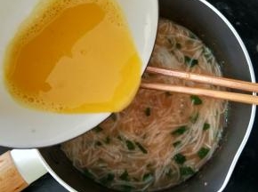 最后加入鸡蛋和一丢丢盐调味，煮到鸡蛋熟即可出锅。