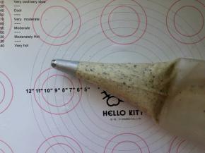 8、裱花袋提前装入齿形花嘴，把曲奇糊装入裱花袋里。