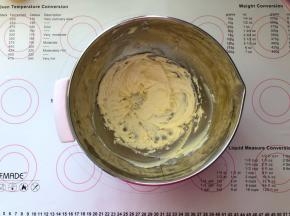 3、手动拌匀后低速打至顺滑。