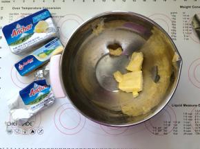 1、黄油放入盆中室温软化。