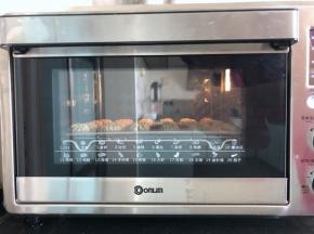 10、烤箱预热至170度，放入烤盘烘烤18分钟即可。