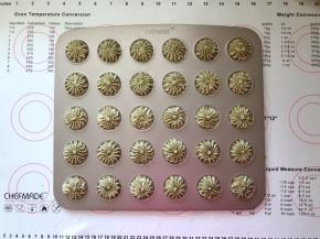 9、挤入学厨曲奇烤盘。