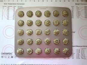 9、挤入学厨曲奇烤盘。