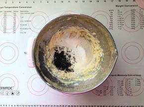 6、倒入过筛后的低筋面粉，加入黑芝麻粉。