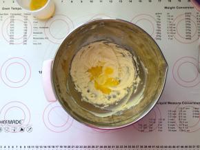 4、分三次倒入室温蛋液。